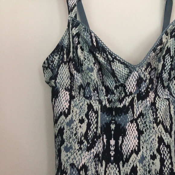 ✨NEW Urban Outfitters Snakeskin Bodysuit - Picture 5 of 13